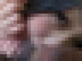 無修正、日本の素人娘、ムラムラしたボーイフレンドに玩具やペニスで穴を塞がれるのが大好き。